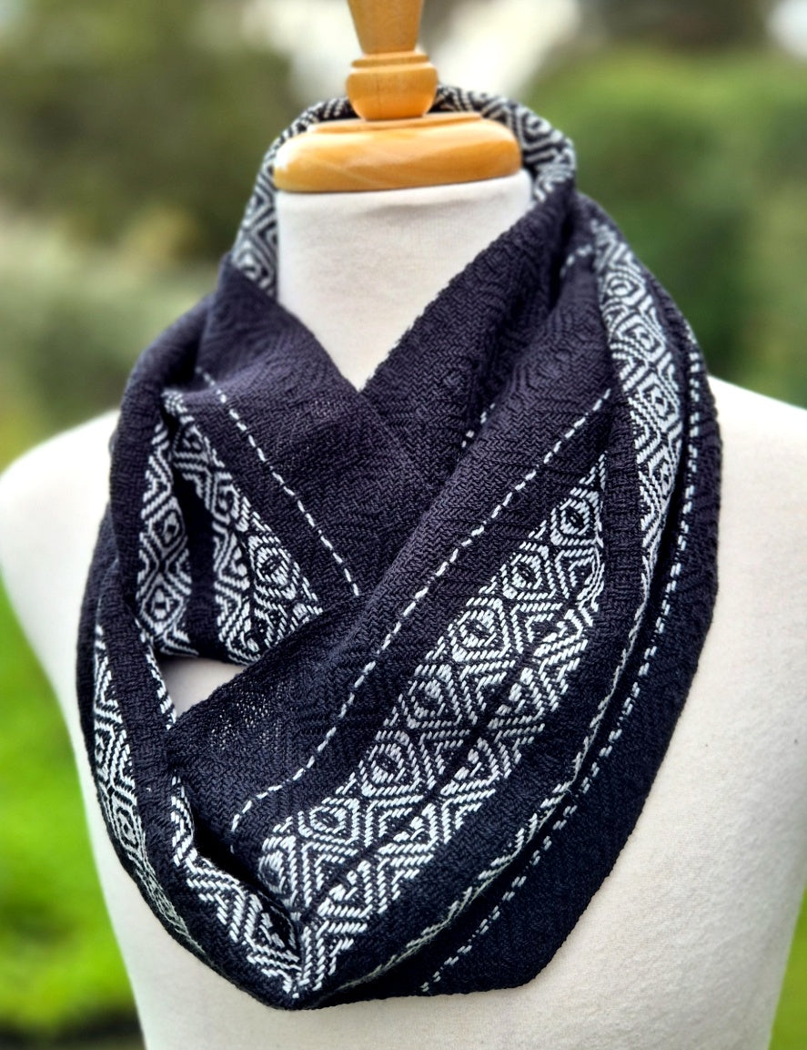 DIAMOND NOIR - Handwoven Infinity Scarf in Black & Silver Grey Cotton