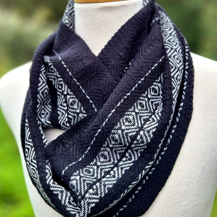 DIAMOND NOIR - Handwoven Infinity Scarf in Black & Silver Grey Cotton