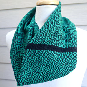 handwoven emerald green short loop scarf